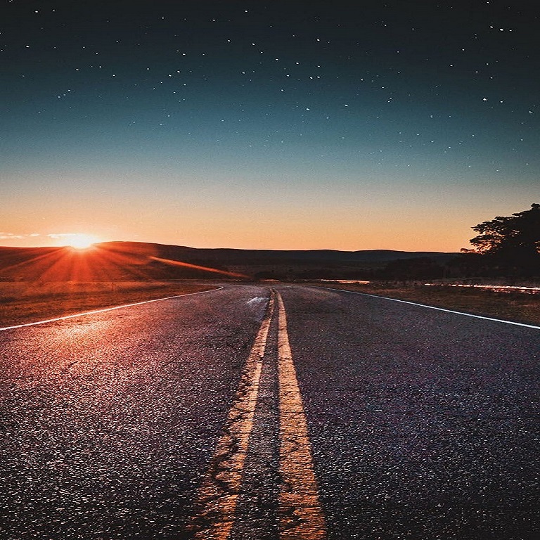 A quiet road ready for a Maharashtra journey